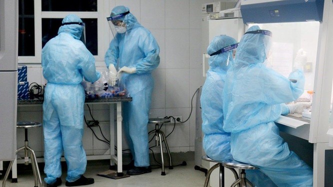 Nhân viên y tế làm việc trong phòng xét nghiệm COVID-19 (Ảnh - Ngọc Nga) 