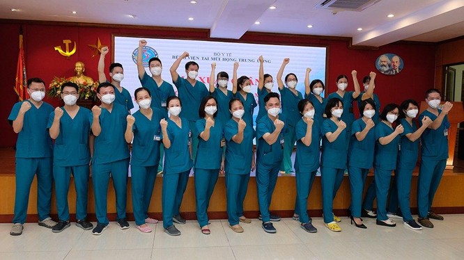 24 bác sĩ, điều dưỡng của BV Tai Mũi Họng Trung ương thể hiện quyết tâm vào TP. HCM chống dịch (Ảnh - BVCC)