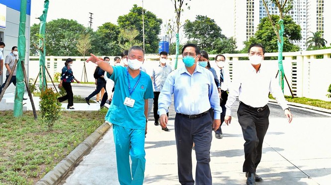 Thủ tướng trực tiếp kiểm tra Bệnh viện dã chiến điều trị COVID-19 thuộc BV Đại học Y Hà Nội (Ảnh - VGP/Nhật Bắc) 
