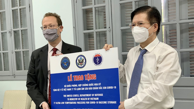 Thứ trưởng Bộ Y tế Trương Quốc Cường tiếp nhận 36 tủ lạnh âm sâu của Hoa Kỳ để lưu trữ vaccine COVID-19 (Ảnh - ĐSQHK)