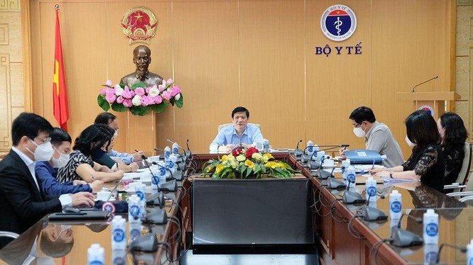 Bộ trưởng Bộ Y tế Nguyễn Thanh Long họp với các đơn vị liên quan về công tác tiêm vaccine phòng COVID-19 cho trẻ em (Ảnh - Trần Minh) 