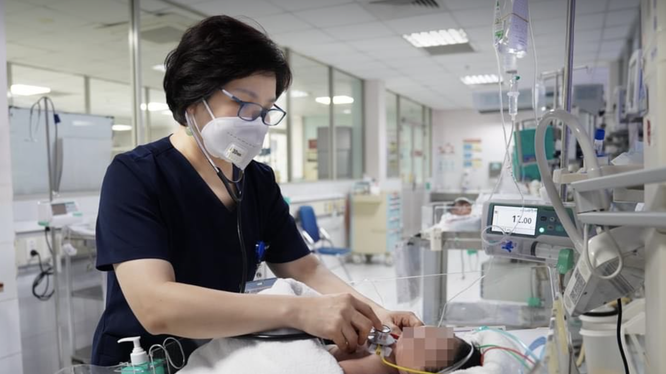 ThS.BS. Chu Lan Hương thăm khám cho bé bị ngộ độc (Ảnh - BVCC)