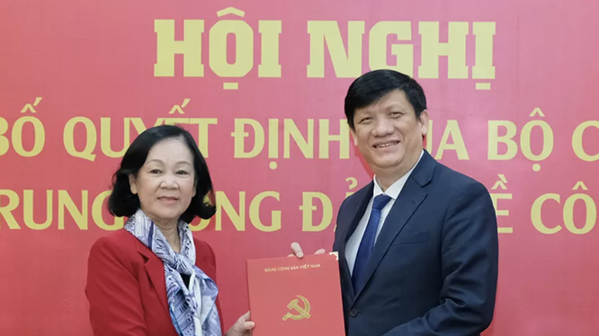 Trưởng Ban Tổ chức Trung ương Trương Thị Mai trao quyết định của Bộ Chính trị cho Bộ trưởng Bộ Y tế Nguyễn Thanh Long. (Ảnh: Trần Minh) 