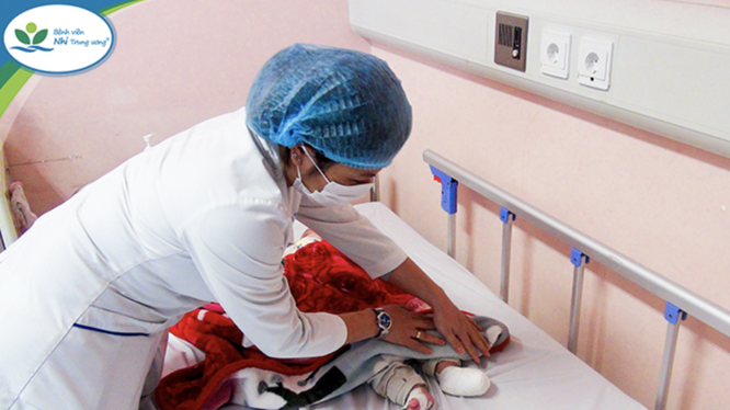 Trẻ bị bỏng nặng ở phần chân khi xông phòng COVID (Ảnh - BVCC)