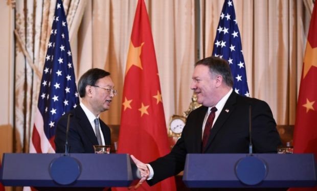 Ngoại trưởng Mỹ Mike Pompeo cùng Chủ nhiệm Văn phòng Ủy ban công tác ngoại sự Trung ương Đảng Cộng sản, Ủy viên Bộ chính trị Trung Quốc Dương Khiết Trì.
