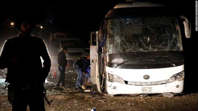 Chiếc xe bus chở du khách Việt Nam tại Ai Cập bị trúng bom vệ đường. Ảnh: CNN.