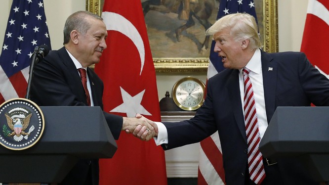 Có vẻ như Mỹ đang muốn tìm cách lôi kéo lại đồng minh Thổ Nhĩ Kỳ trong cuộc cạnh tranh với Nga.
