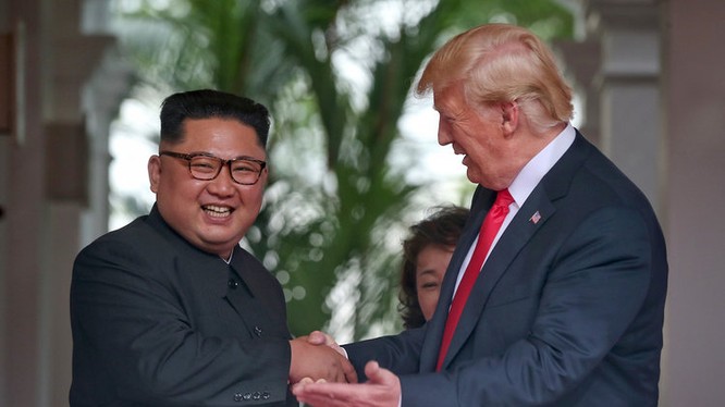 Hai ông Kim Jong-un và Donald Trump trong cuộc họp thượng đỉnh diễn ra vào tháng 6.2018 tại Singapore.