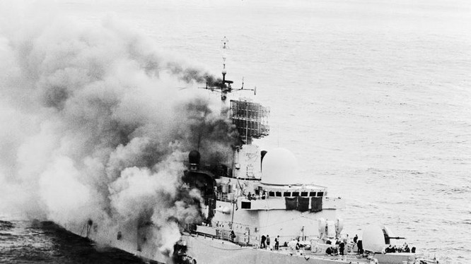 Tàu khu trục Anh quốc HMS Sheffield bị máy bay Argentina dùng tên lửa AM39 Exocet bắn cháy trong cuộc chiến Falksland.