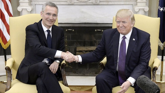 Tổng thống Hoa Kỳ Donald Trump và Tổng thư ký NATO Jens Stoltenberg.