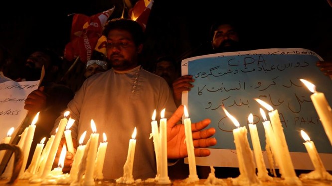 Những người dân tại Karachi, Pakistan thắp nến tưởng niệm các nạn nhân thiệt mạng trong vụ tấn công tại Sri Lanka.