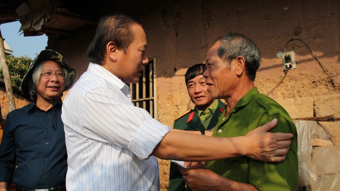Bộ trưởng Trương Minh Tuấn thăm và tặng quà gia đình ông Nông Văn Lý đang sinh sống tại bản Chắt