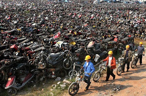 Bãi phế liệu mênh mông với hàng nghìn xe máy các loại xếp chồng chất ở Quảng Châu. Ảnh:Lifeofguangzhou.