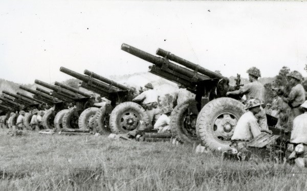 Lựu pháo mặt đất của Việt Nam trong chiến dịch Điện Biên Phủ (ảnh tư liệu)