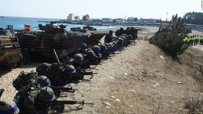 Thủy quân lục chiến Hàn Quốc tập trận pháo binh gần biên giới Triều Tiên
