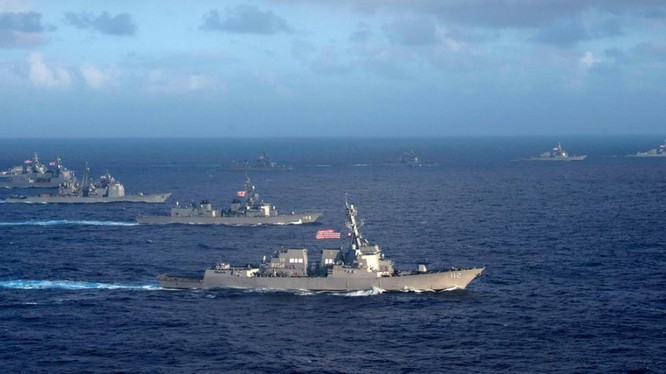 Hải quân Mỹ và Nhật Bản tập trận trên biển gần Philippines.