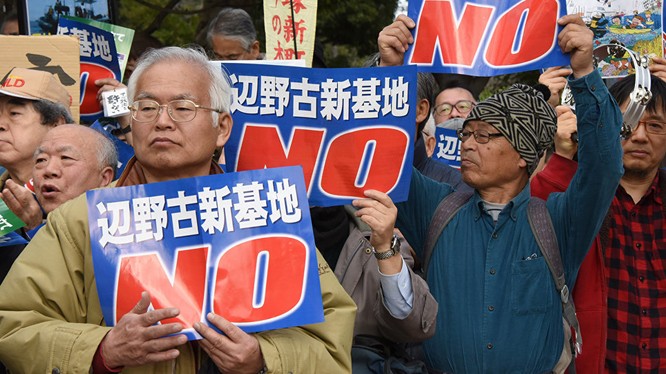 Dân Nhật biểu tình trước căn cứ Mỹ phản đối vụ 1 phụ nữ bản địa bị giết