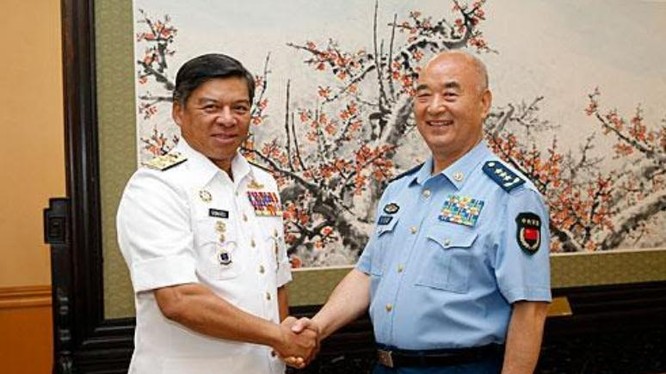  Ngày 24/5/2016, ông Hứa Kỳ Lượng, Phó Chủ tịch Quân ủy Trung ương Trung Quốc tiếp Đô đốc Kamazuraman, Tư lệnh Hải quân Malaysia. Nguồn ảnh: Chinanews.
