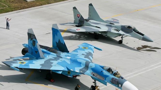Video: Nga cho MiG-29 tập trận đánh Su-34 theo kịch bản đánh máy bay ném bom địch