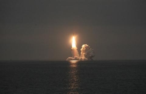 Tàu ngầm Nga phóng tên lửa (ảnh minh họa).