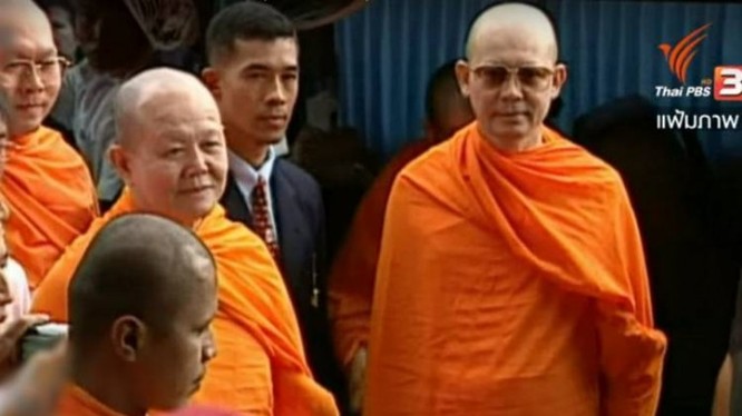 Ông Phra Dhammachayo (bên phải, ngoài cùng).
