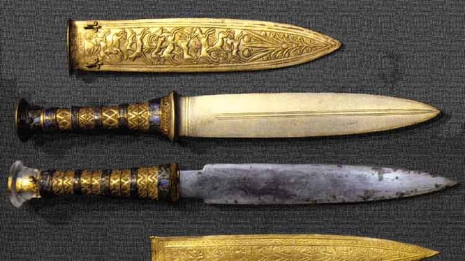 Con dao sắt từ vật liệu thiên thạch của vị vua Ai Cập cổ đại.