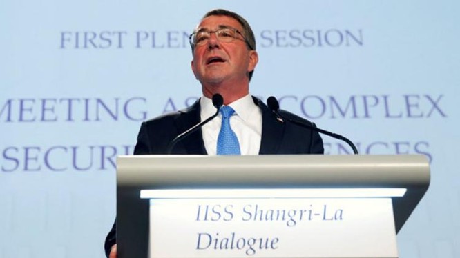 Bộ trưởng Quốc phòng Mỹ Ashton B. Carter phát biểu tại Đối thoại Shangri-La 2016, Singapore. 