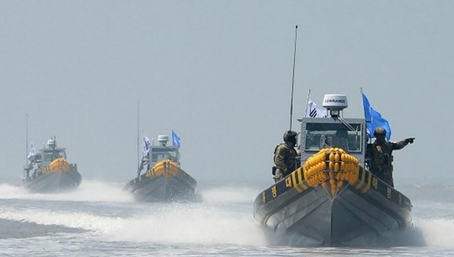 Tàu tuần tra của Hàn Quốc tiến hành một hoạt động để đuổi tàu đánh cá bất hợp pháp của Trung Quốc. (Nguồn: AFP)