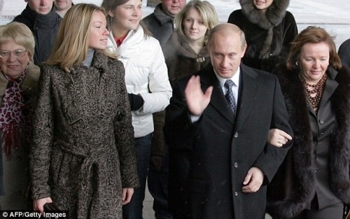 Tổng thống Nga Putin cùng con gái và vợ cũ - bà Lyudmila (hình bên phái) trong một lần xuất hiện trước công chúng. Ảnh tư liệu.