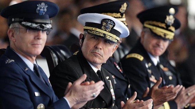 Đô đốc Harry Harris (ngồi giữa), Tư lệnh Bộ Tư lệnh Thái Bình Dương Mỹ. Nguồn ảnh: Getty Images.