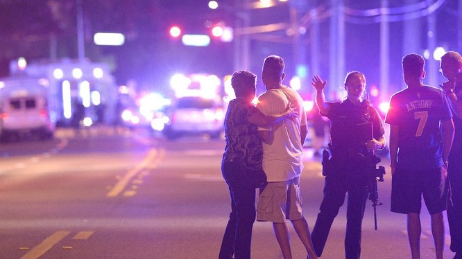 Bên ngoài hiện trường vụ xả súng tại Florida, Mỹ.