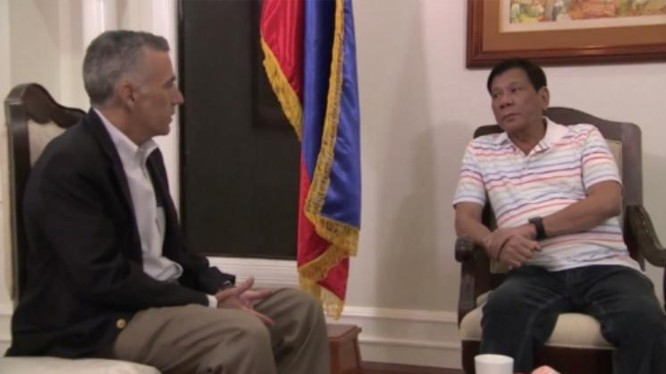 Ngày 13/6/2016, Tổng thống đắc cử Philippines Rodrigo Duterte gặp Đại sứ Mỹ Philip Goldberg. Ảnh: RTVM.