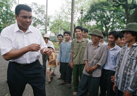 Muhammad Ali thể hiện động tác khi lên đài boxing để đùa vui cùng những người dân Hà Nội trong chuyến thăm Việt Nam vào ngày 11/5/1994. Muhammad Ali cũng đã từng đi thăm rất nhiều gia đình người Mỹ và người Việt Nam có con em mất tích, thiệt mạng trong Ch