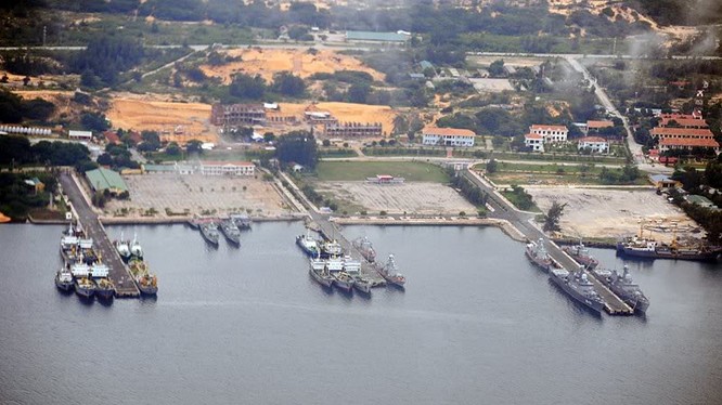 Quân cảng Cam Ranh.