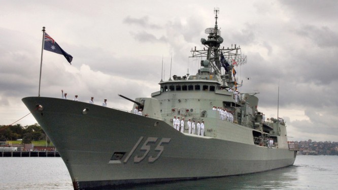 Chiến hạm HMAS Ballarat.