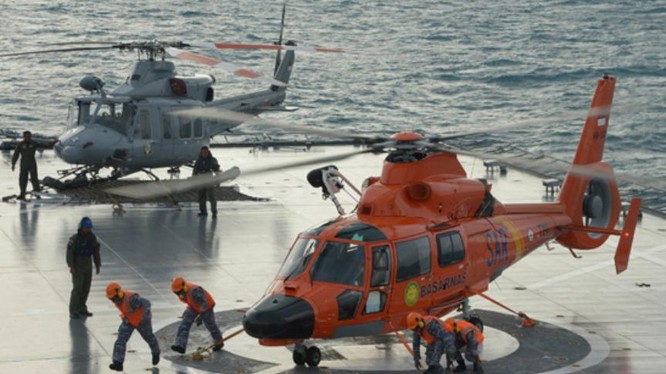Máy bay trực thăng trên tàu vận tải Hải quân Indonesia. Ảnh: Tin tức Tham khảo.