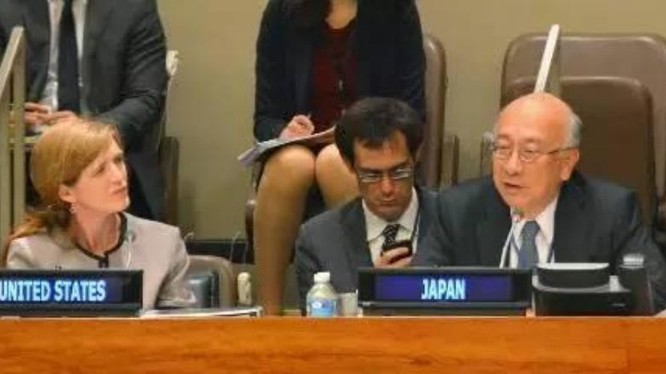 Đại diện thường trực của Nhật Bản tại Liên hợp quốc, ông Koro Bessho (bên phải). Ảnh: Sina Trung Quốc.
