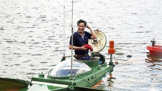 Tàu ngầm Hoàng Sa và ông Nguyễn Quốc Hòa.