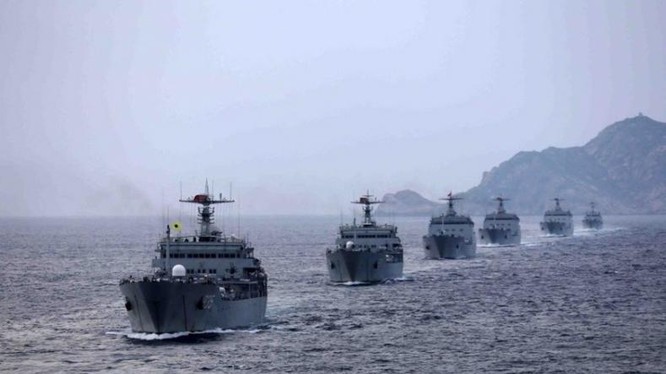 Tháng 8/2014, một chi đội tàu đổ bộ Hạm đội Nam Hải, Hải quân Trung Quốc tiến hành tập trận đổ bộ ở Biển Đông. Ảnh tư liệu.