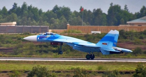 Trong chương trình “Chúng tôi là Chiến sĩ” được phát sóng gần đây trên VTV3, một chiếc Su-27SK với số hiệu 6004 được sơn màu sơn ngụy trang camo mới khác biệt hoàn toàn so với những chiếc Su-27SK trước đây.
