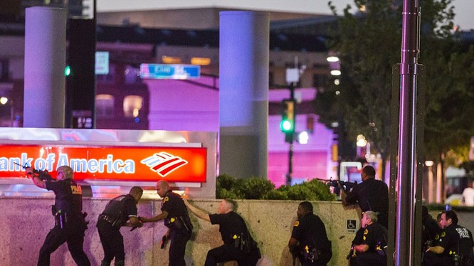 Cảnh sát Dallas đấu súng với nhóm bắn tỉa