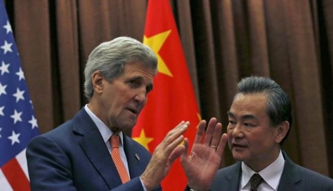 Ngoại trưởng Mỹ John Kerry và Bộ trưởng Ngoại giao Trung Quốc Vương Nghị (Ảnh tư liệu minh họa)
