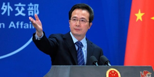 Các phát ngôn viên Bộ Ngoại giao Trung Quốc đã nhiều lần phải rất vất vả đối phó các câu hỏi của phóng viên về vấn đề Biển Đông. Ảnh: Sina Trung Quốc. (Ảnh phát ngôn viên BNG Trung Quốc Hồng Lỗi).