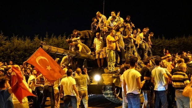 Hỗn loạn trong vụ đảo chính bất thành ở Thổ Nhĩ Kỳ.