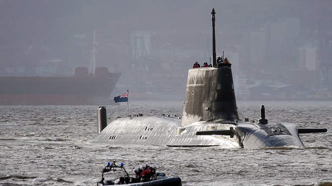Tàu ngầm hạt nhân Anh va chạm với tàu cá ở ngoài khơi Gibraltar