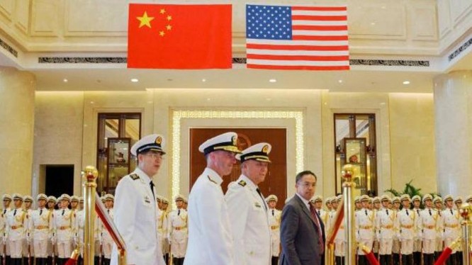 Từ ngày 17 đến ngày 20/7/2016, Đô đốc John Richardson, Tham mưu trưởng Hải quân Mỹ thăm Trung Quốc. Trong hình là Lễ đón tại Bắc Kinh ngày 18/7/2016.
