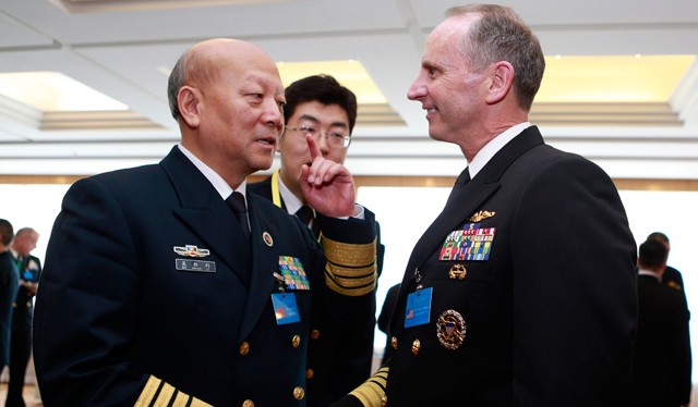 Đô đốc Trung Quốc Ngô Thắng Lợi và Đô đốc Mỹ Johnathan Greenert. Ảnh tư liệu minh họa: Reuters