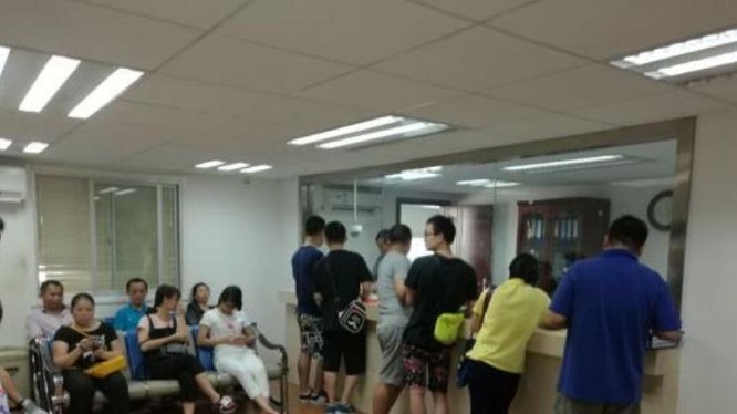 Ngày 22/7/2016, Tổng lãnh sự quán Việt Nam tại Nam Ninh, tỉnh Quảng Tây, Trung Quốc vẫn giải quyết thị thực cho khách du lịch Trung Quốc một cách bình thường. Ảnh: Chinanews.