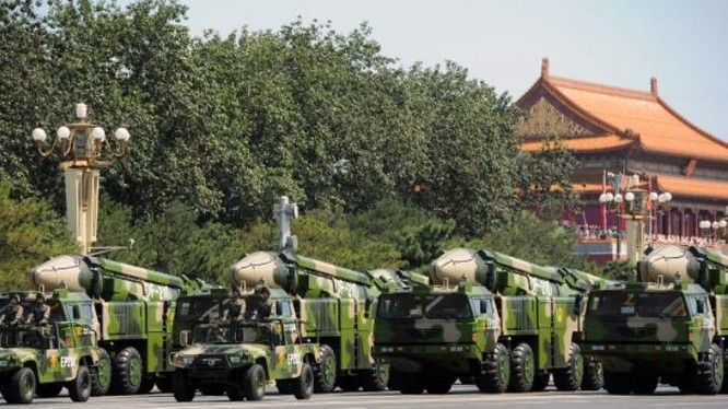 Tên lửa đạn đạo chống hạm Đông Phong-21D được Trung Quốc khoe trong Lễ duyệt binh ngày 3/9/2015. Ảnh: Tin tức Tham khảo, Trung Quốc.