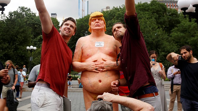Tượng Donald Trump khỏa thân có thể bán được 20 ngàn USD
